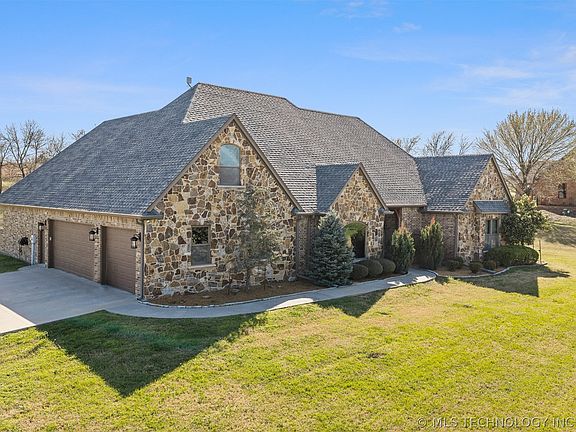 3rd image of 1451 Gateway Rd