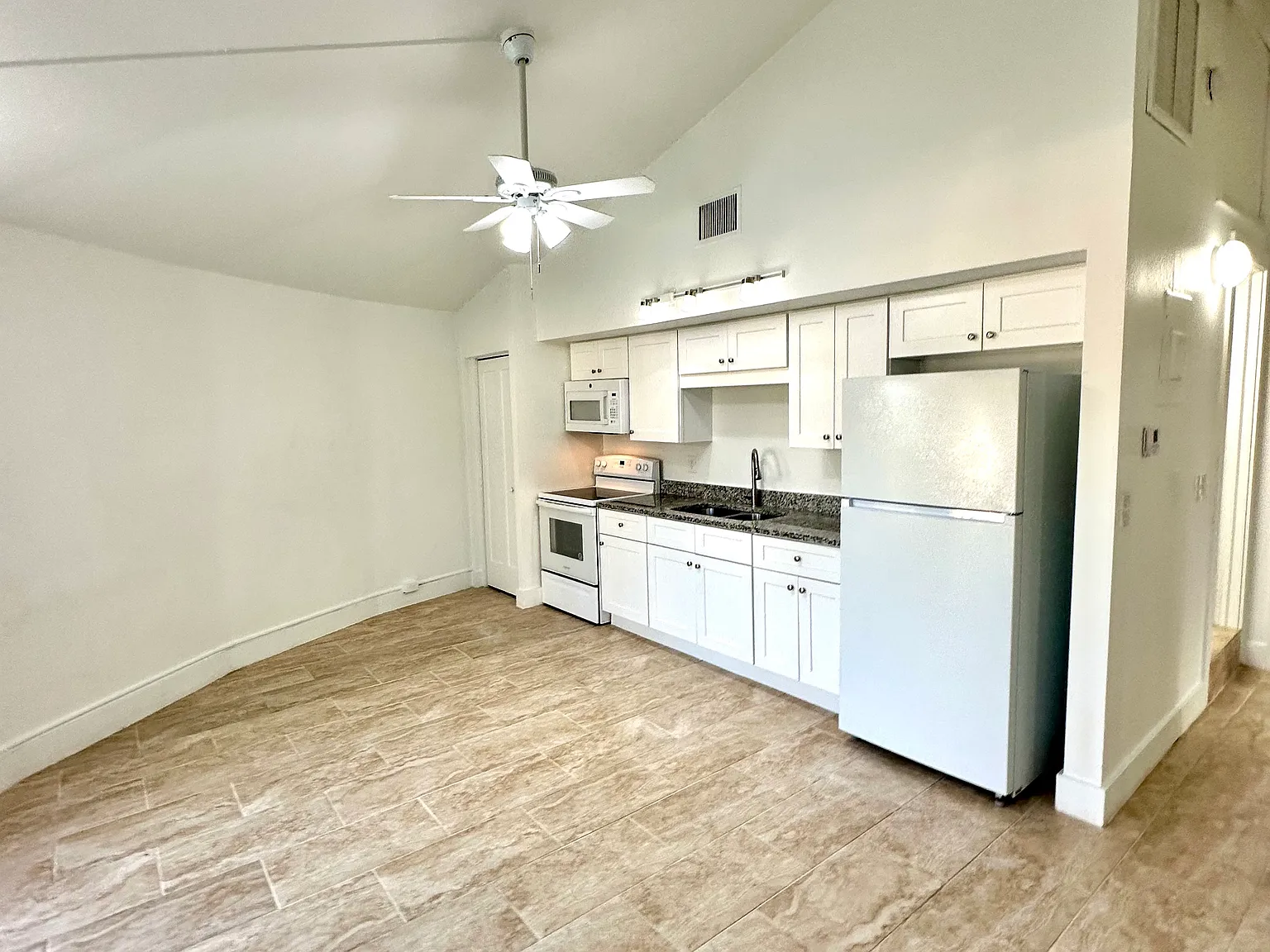 2 bed, 1.5 bath, 1000 sqft, $1,700 — Photo 2