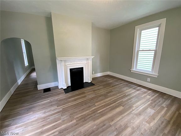 3rd image of 946 Bank St