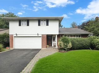 37 Robin Ln, Plainview, NY 11803