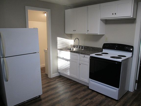 kitchen looking into the bathroom (the bedroom is to the right and you are standing in the LR).