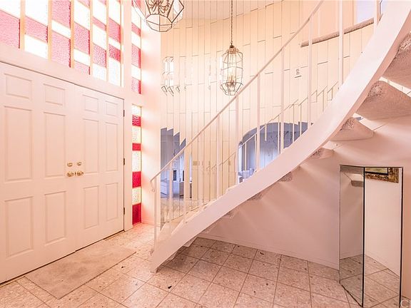 3rd image of 924 E Hermosa St