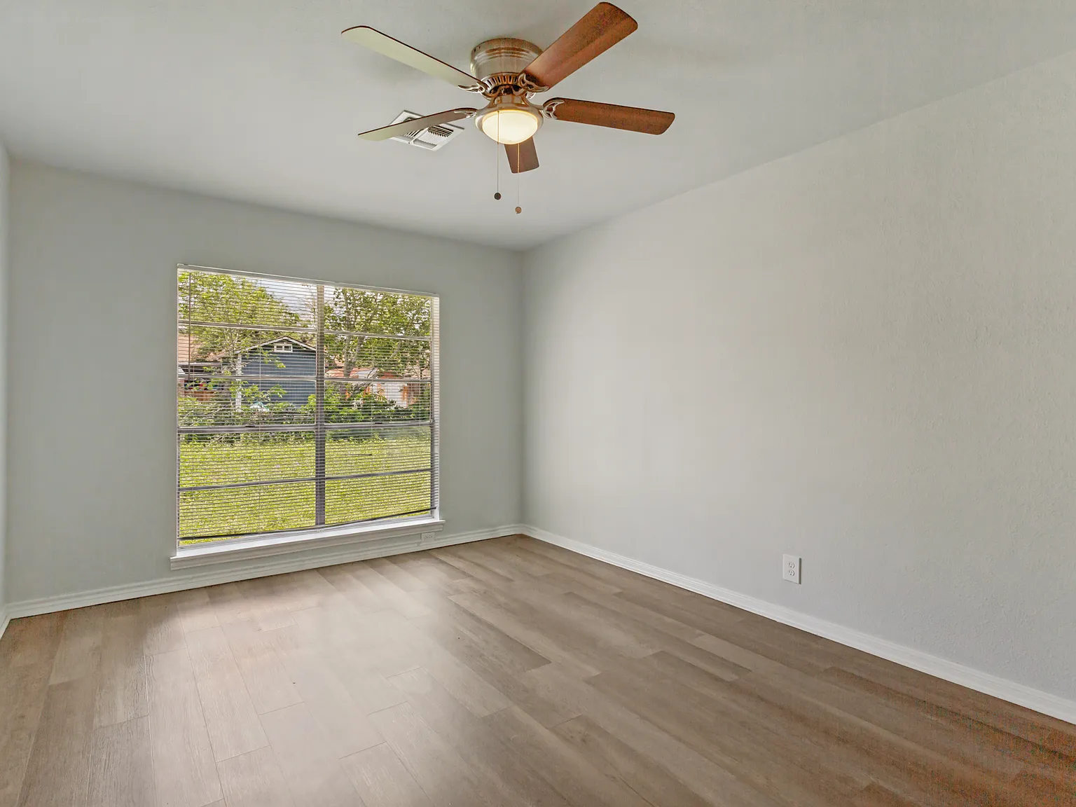4 bed, 1218 sqft, $1,350 — Photo 4