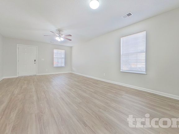 4th image of 945 Schofield Ln