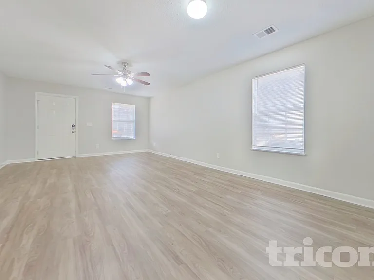 945 Schofield Ln — Photo 3
