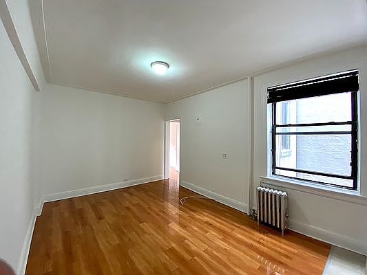 3rd image of 4112 49th St APT 4