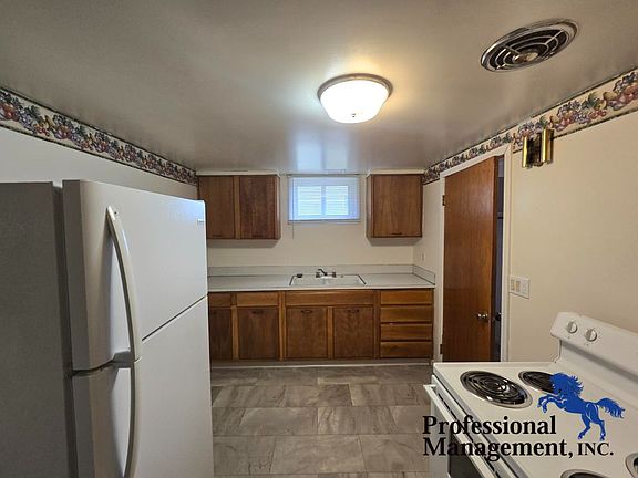 3rd image of 1106 1/2 Alderson Ave