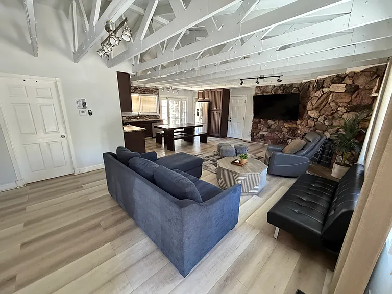 1060 Cheyenne Dr — Photo 3