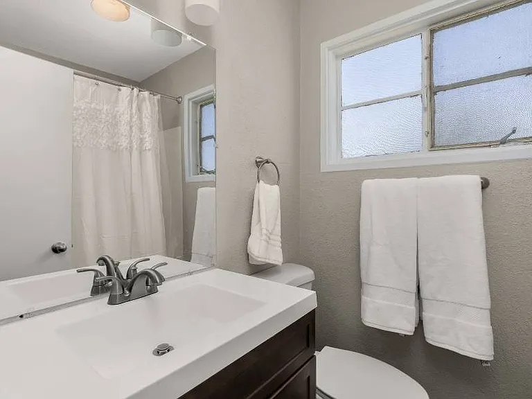Nob Hill Apartments — Photo 12