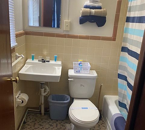 ALL BRAND NEW LINENS,BATHSETS AND MATS AND MORE!