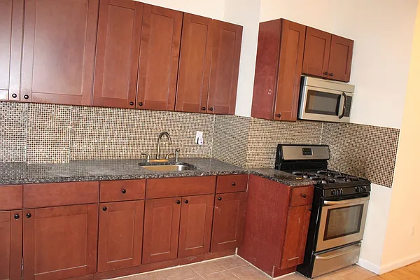 Rented by Premier Metro Realty Corp | media 4