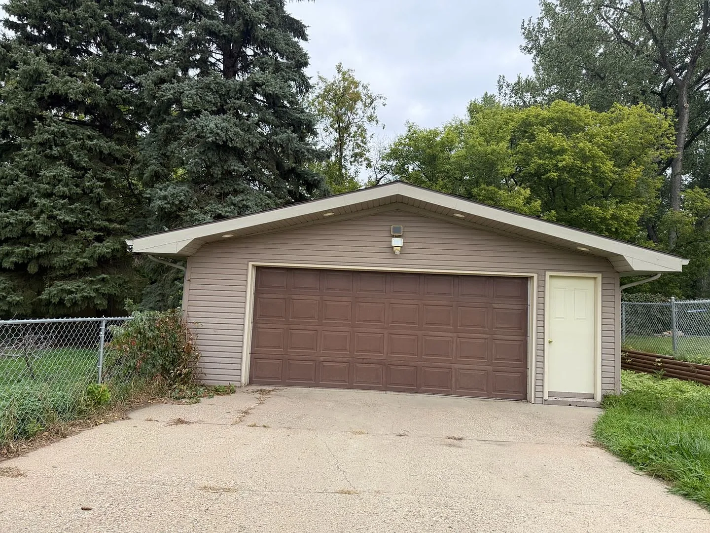 Charming Home in Prime Minot Location — Photo 4