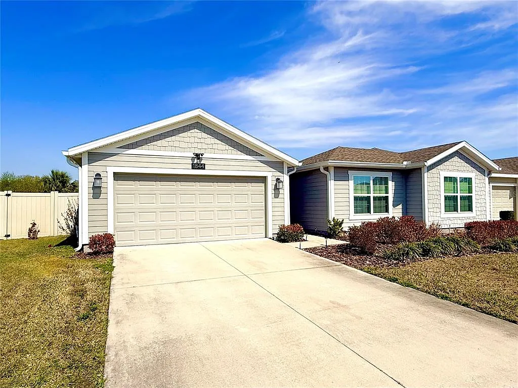 4 bed, 2.0 bath, 1900 sqft, $2,400 — Photo 2