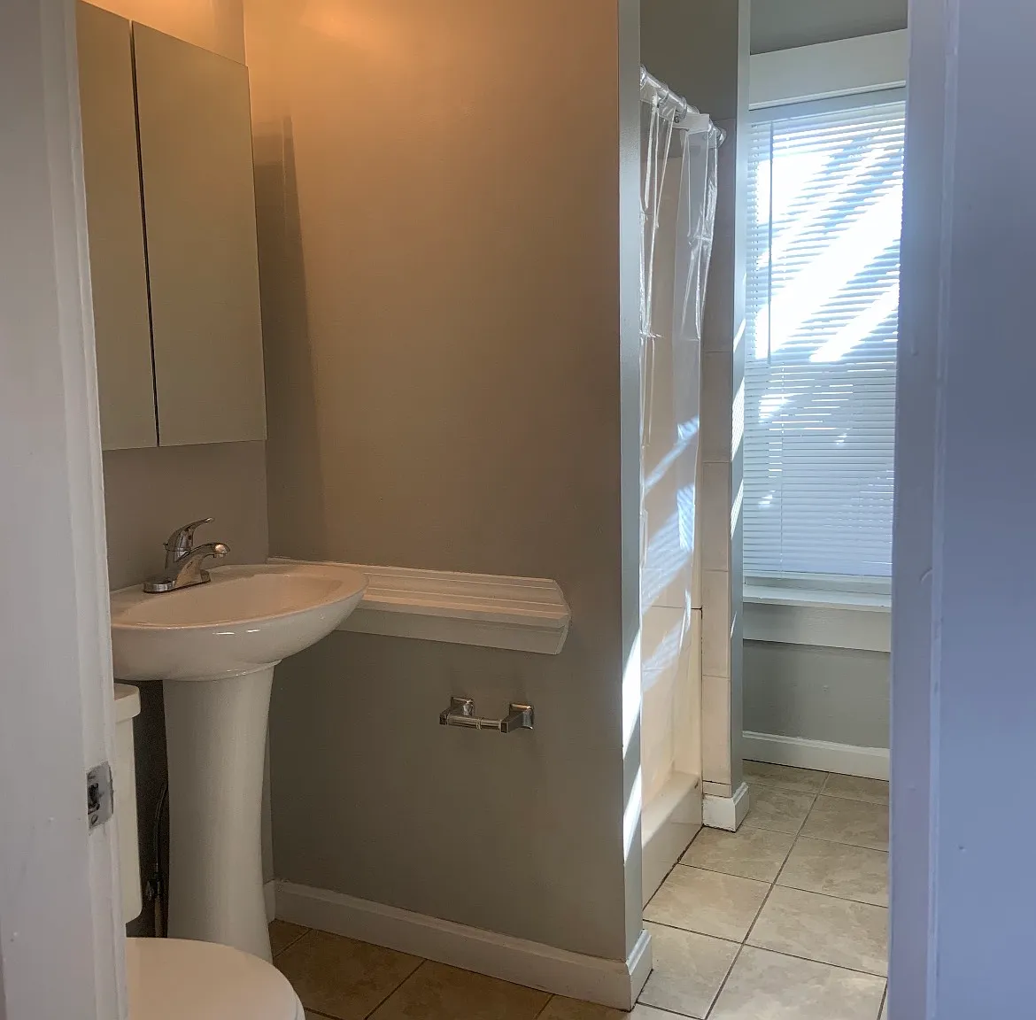 1 bed, 700 sqft, $1,300 — Photo 3