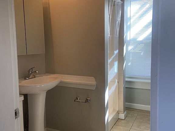 3rd image of 254 Putnam St #1N