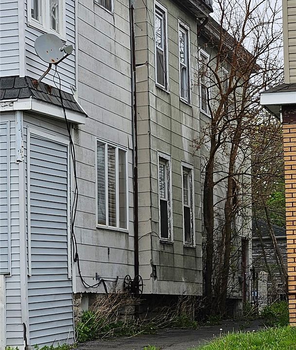 2nd image of 2467 Niagara St