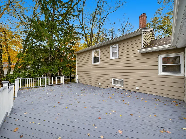 10 Lloyd Ave — Photo 35