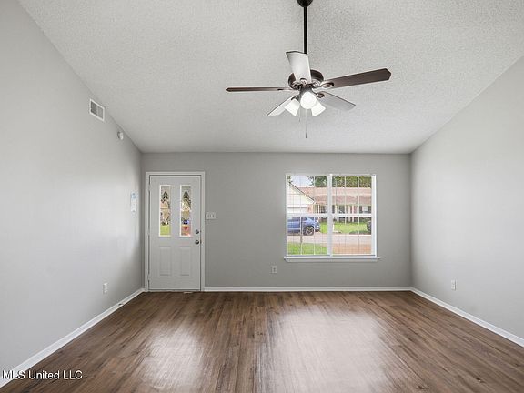 4th image of 2664 Waverly Dr