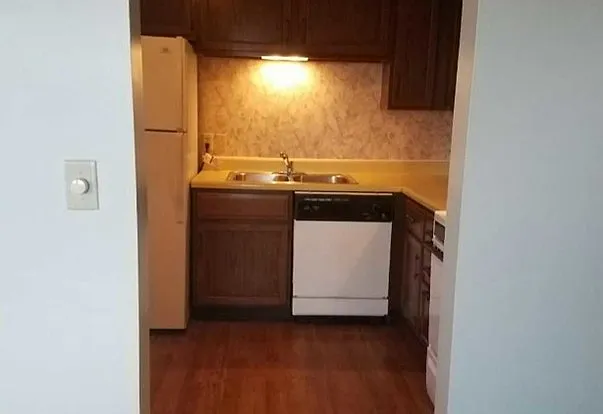 Eastown Villa Apartments — Photo 2