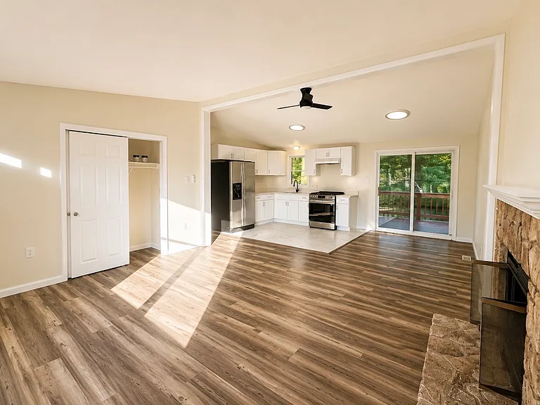 304 Lake Crystalbrook Dr — Photo 3