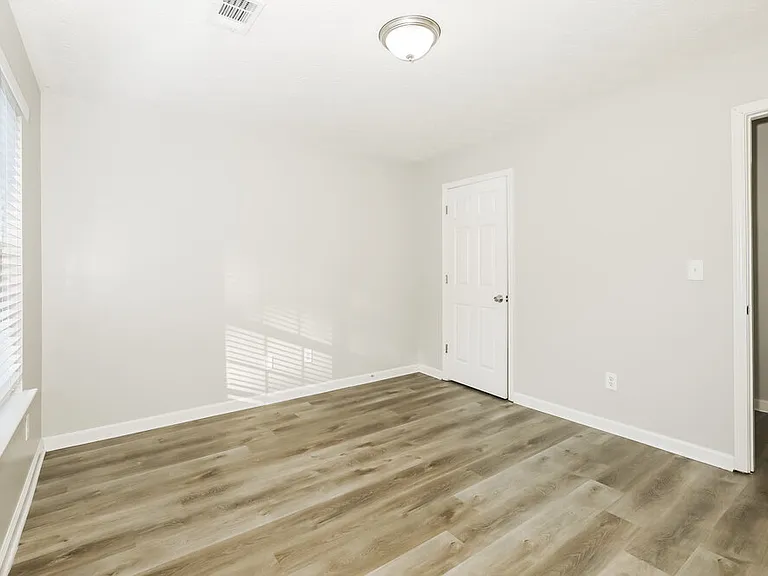 135 Greenland Dr — Photo 15