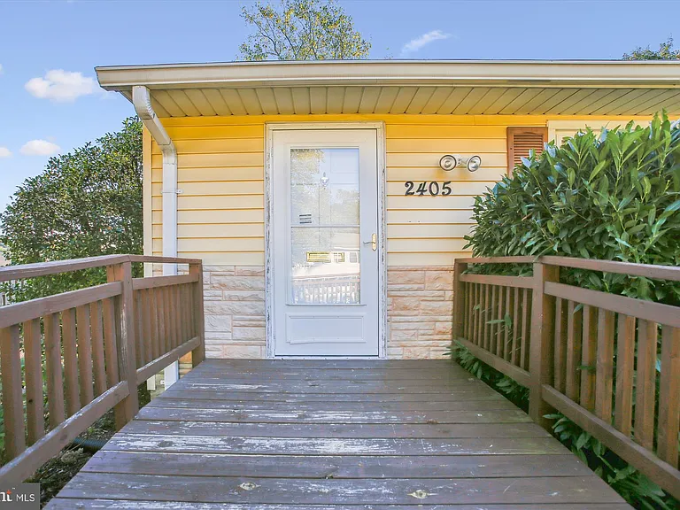 2405 Phillips Dr — Photo 4