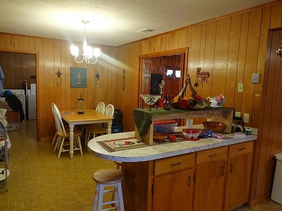 Kitchen/Dining : Bar separating kitchen and Dining Room