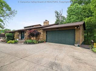 4 Hillcrest Dr E, Charleston, WV 25311