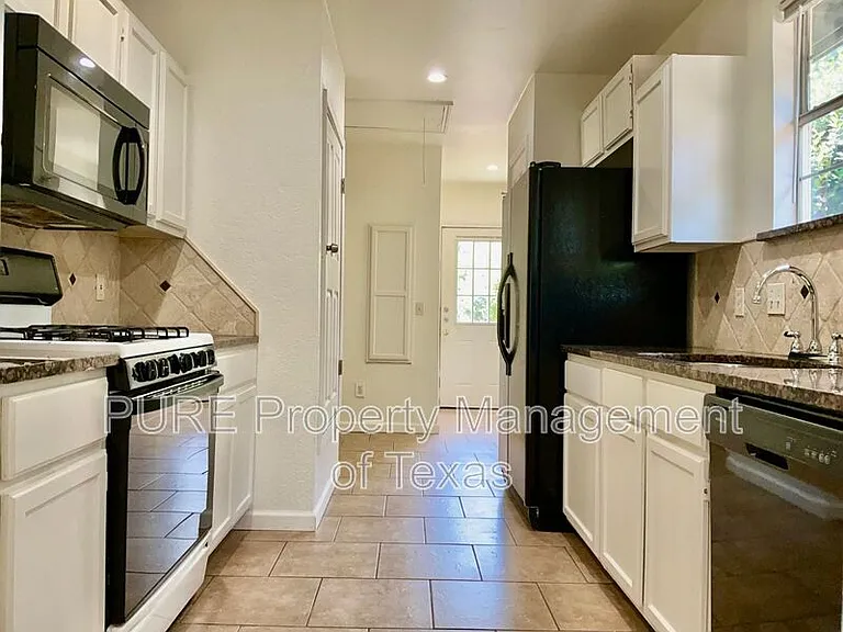 2517 E 4th St — Photo 11