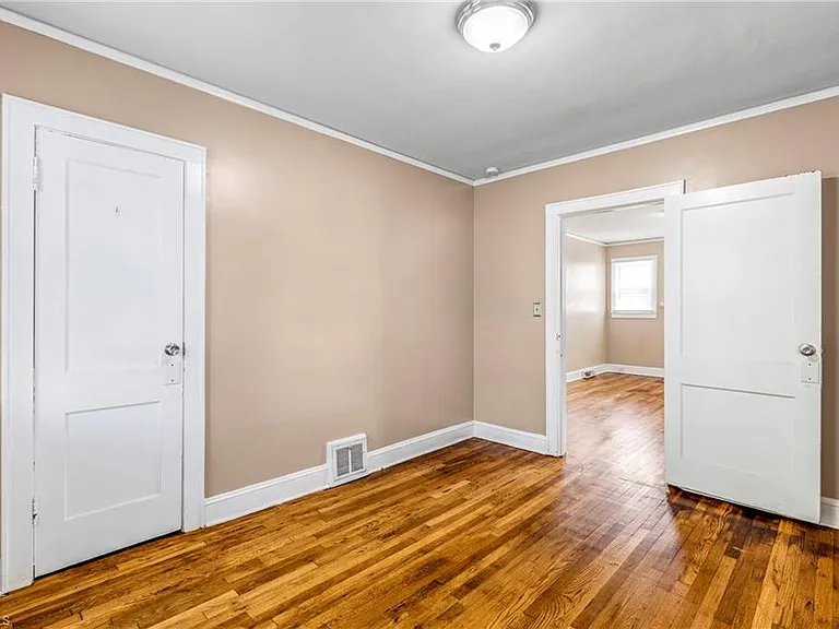 437 W 24th St — Photo 10