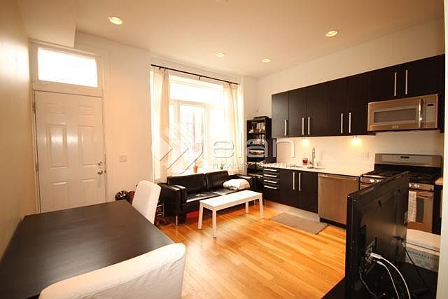 1st image of 1919 W Armitage Ave APT 1F