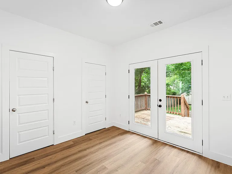530 Raymond St — Photo 10