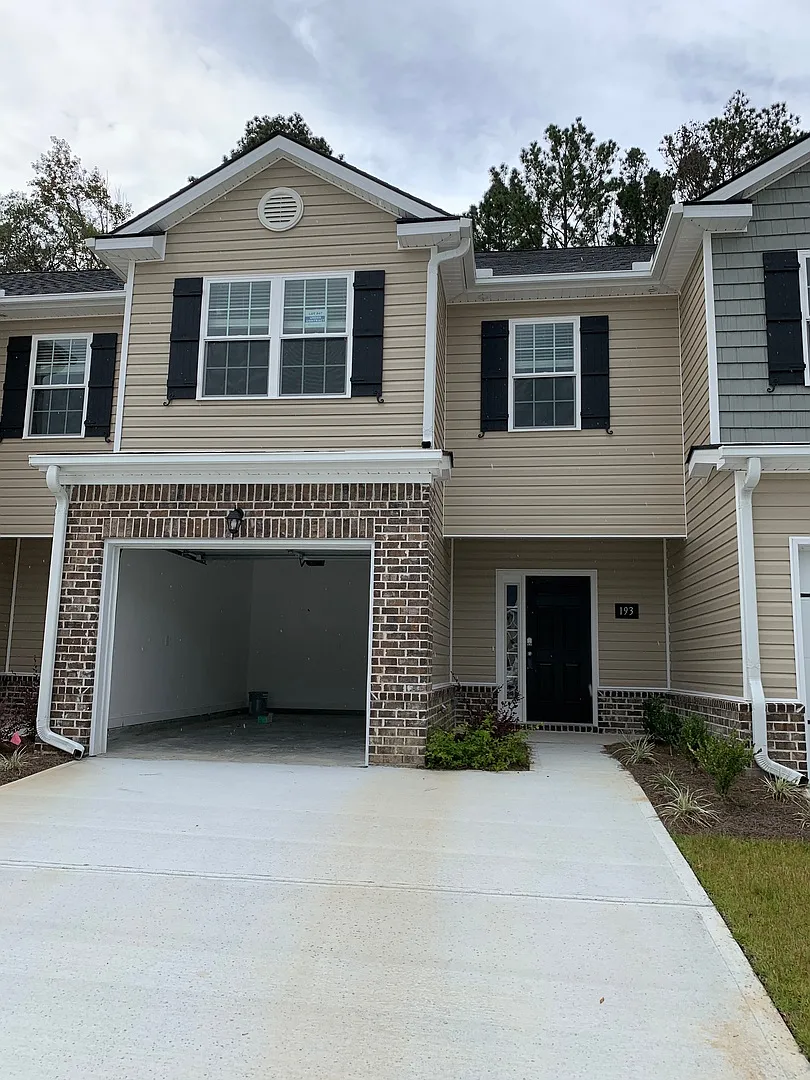 Very well maintained Townhouse — Photo 2
