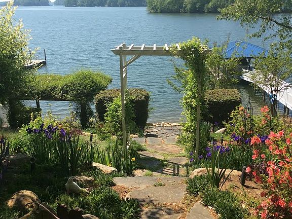 3rd image of 191 High Lake Dr