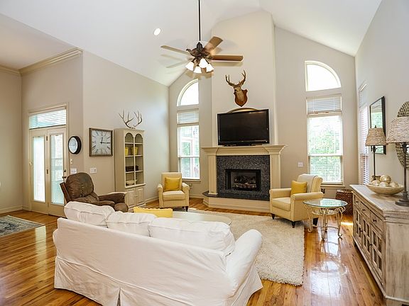 3rd image of 704 NE Essex Ct