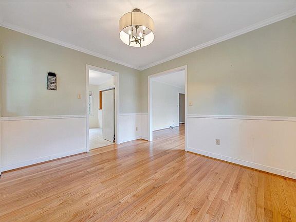 5th image of 4202 Woodridge Dr