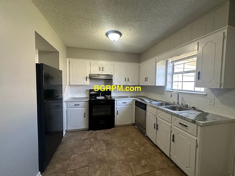 1099 W Elm St — Photo 48