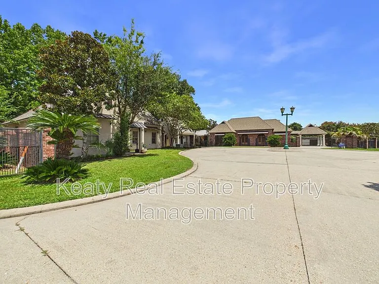 104 Studio Ct — Photo 45