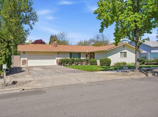 2933 Lazy Creek Dr, Medford, OR 97504