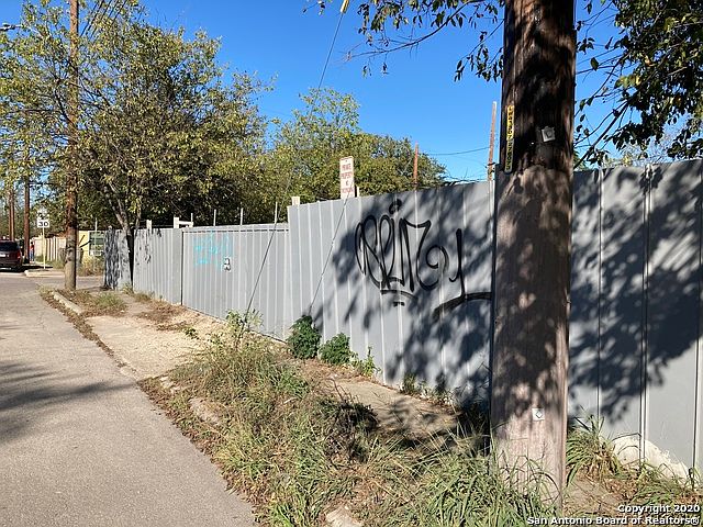 2nd image of 2042 Lyons St