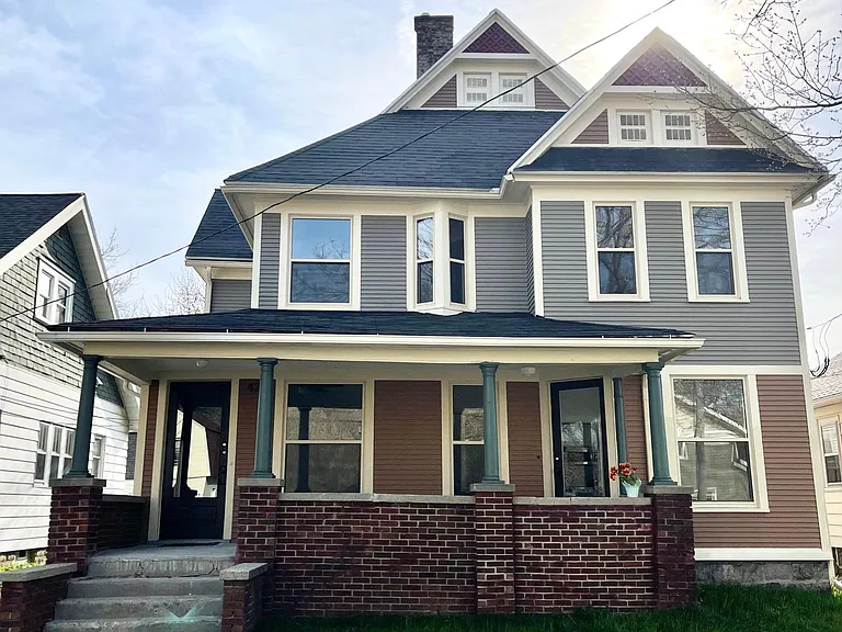 420 Lincoln Ave NW — Photo 3