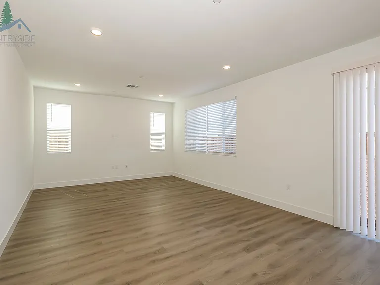 2824 Wrangell St — Photo 2