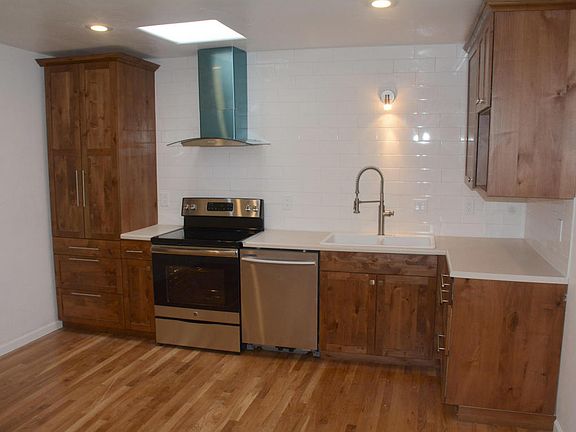 3rd image of 821 Alvarado Dr SE