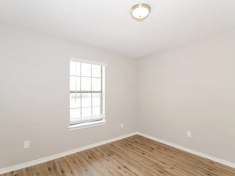 217 Tanglewood St — Photo 16