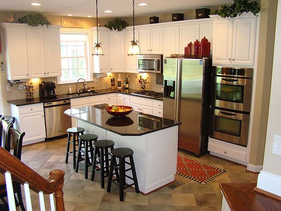 Kitchen w/ granite and stainless steel applcs