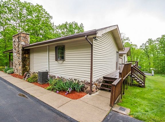 5th image of 521 Laurel Dr
