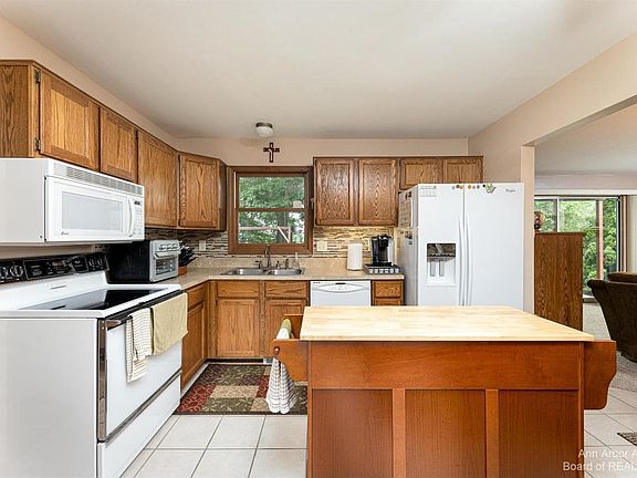 5th image of 7957 Lake Crest Dr