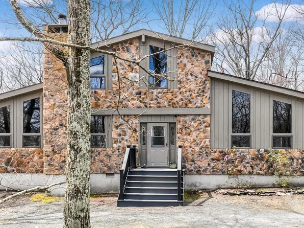 122 Canoebrook Dr, Lords Valley, PA 18428