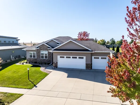 1827 Green Creek Rd, Cedar Falls, IA 50613