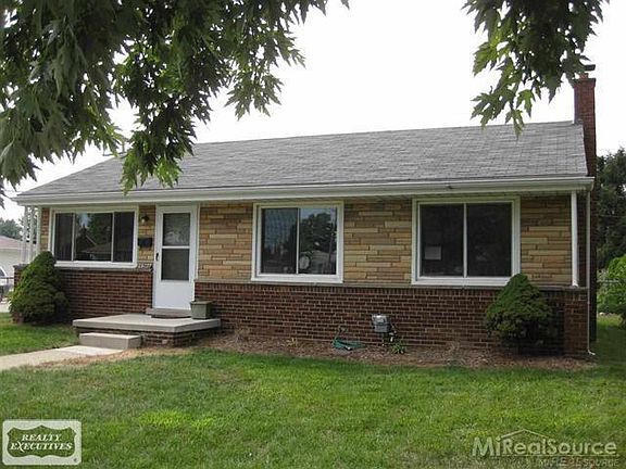 2nd image of 28703 Fountain St